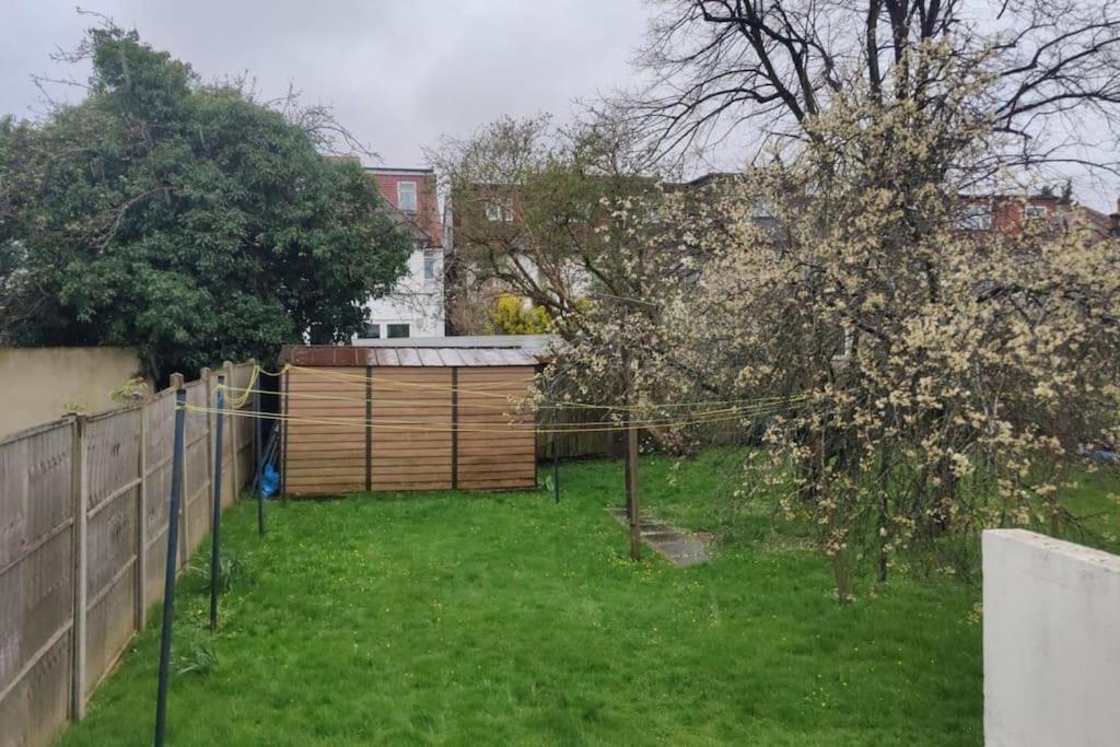 Apartament Large Garden Flat On Golders Road Londra