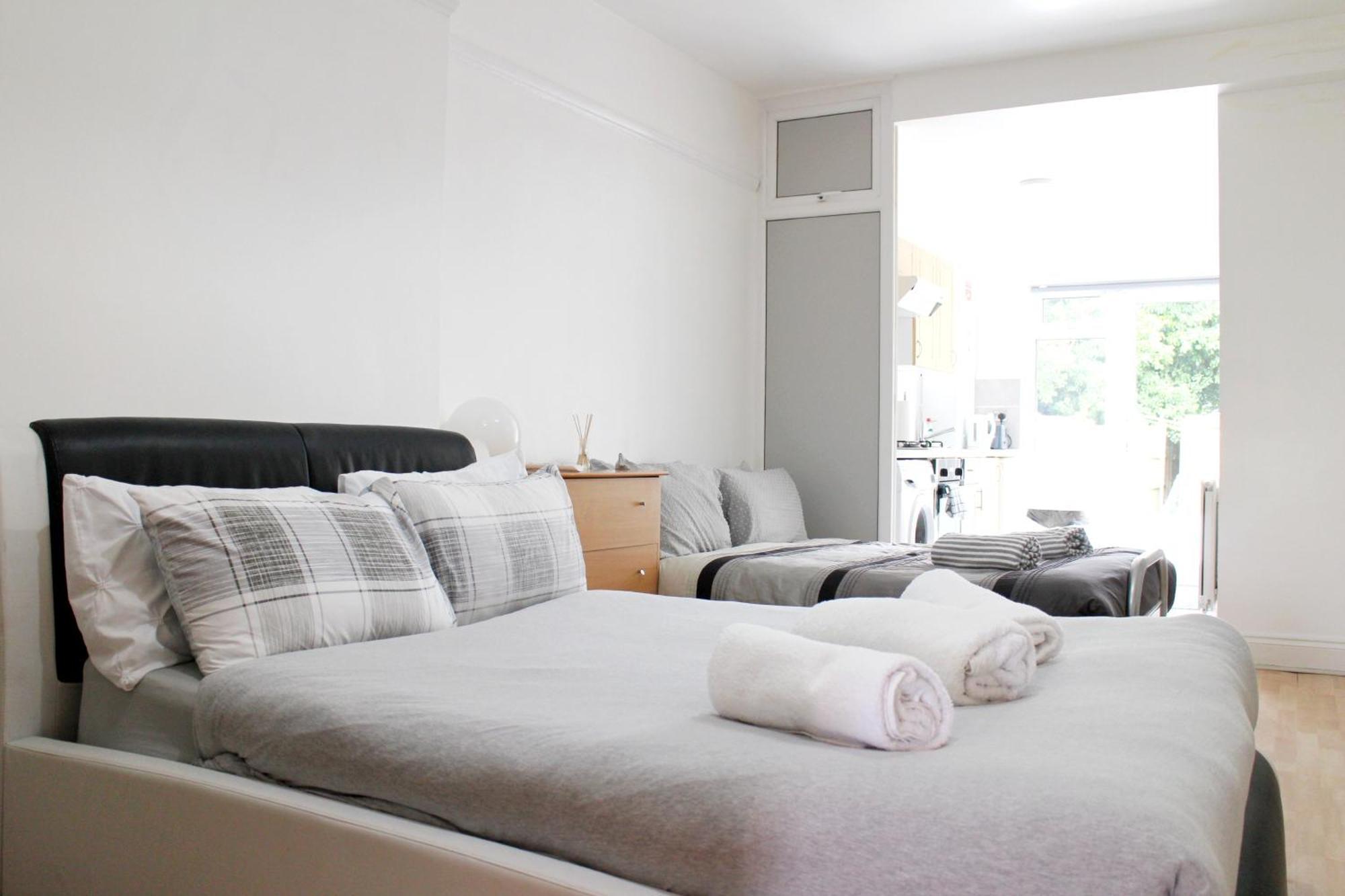 Apartament Large Garden Flat On Golders Road *