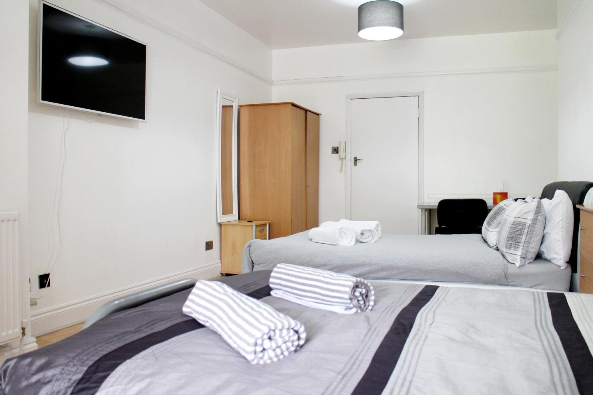 Large Garden Flat On Golders Road Apartament *