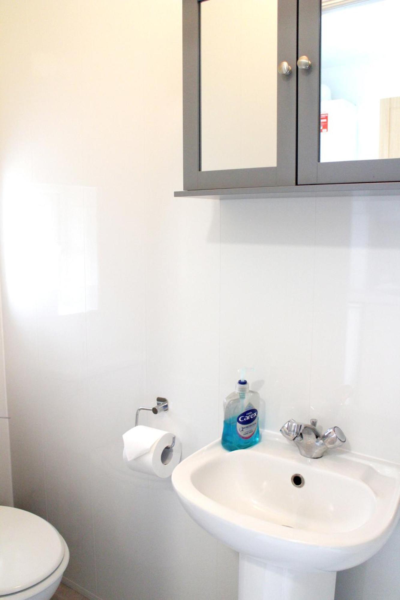 Large Garden Flat On Golders Road Apartament