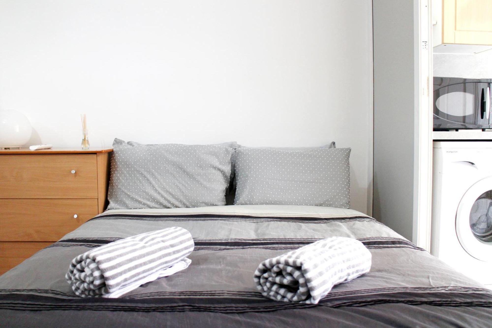 Large Garden Flat On Golders Road Apartament Londra