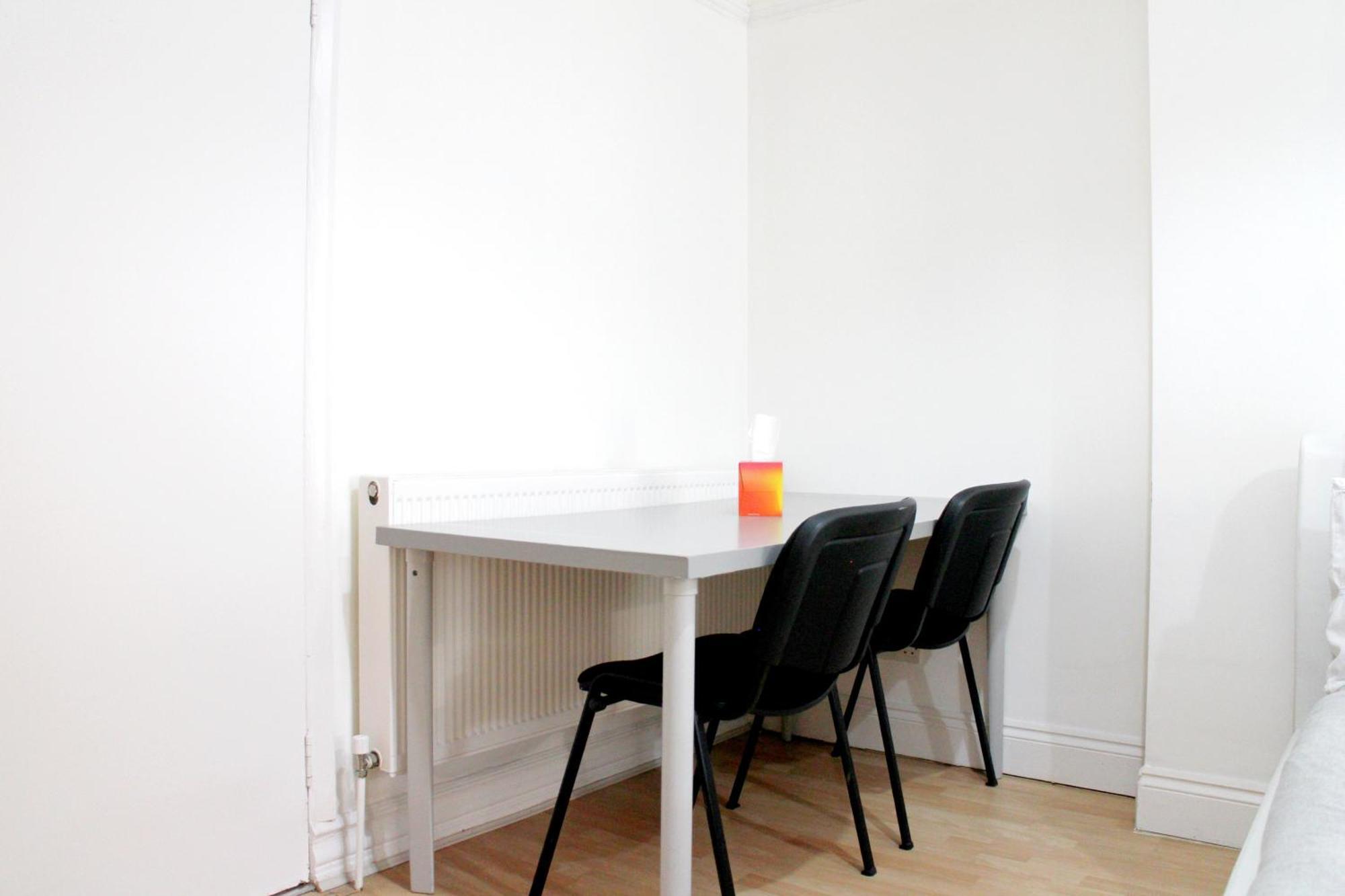 Apartament Large Garden Flat On Golders Road Londra