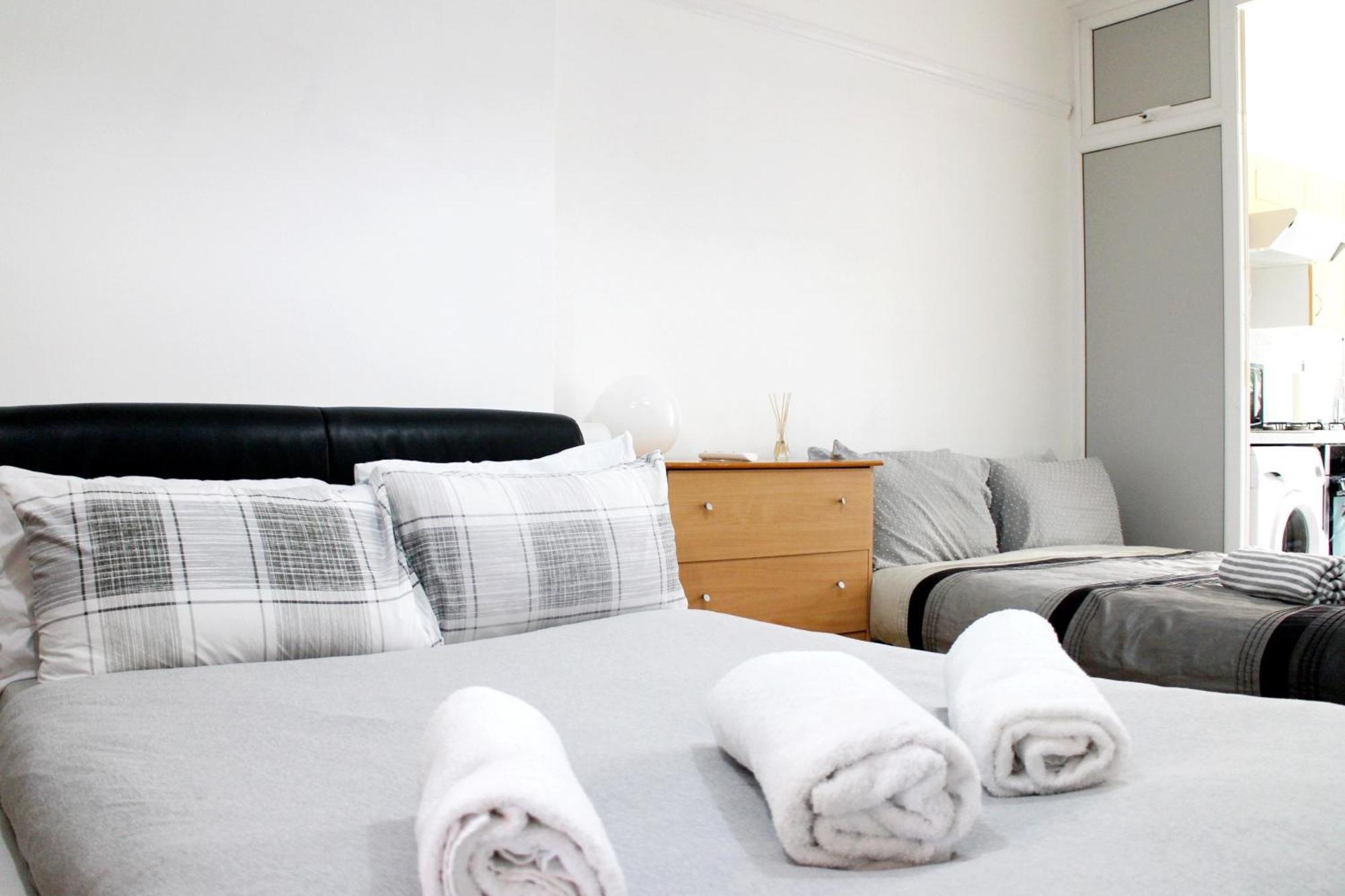 Large Garden Flat On Golders Road * Londra