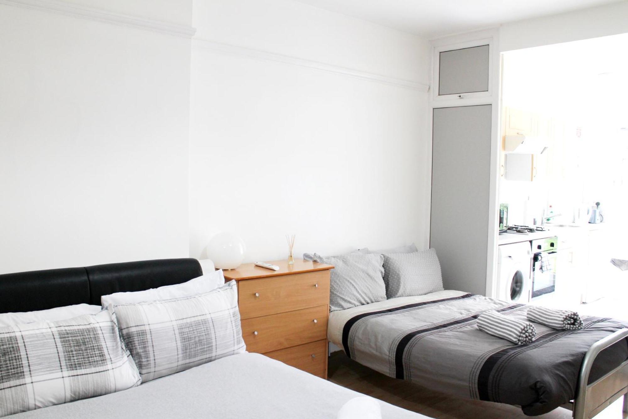 Large Garden Flat On Golders Road Apartament *