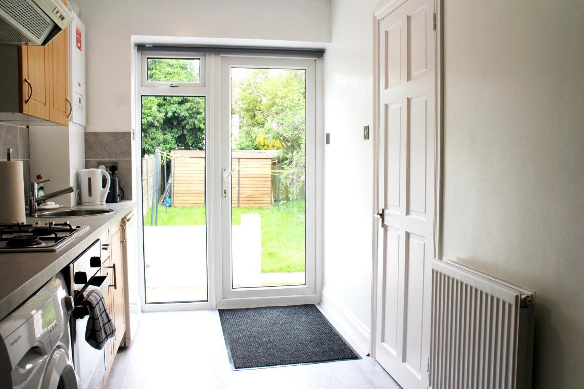 Large Garden Flat On Golders Road Londra